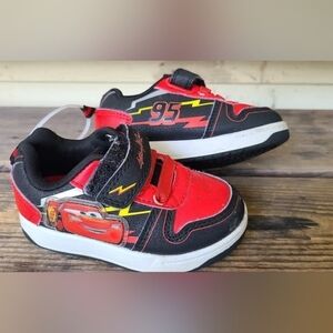 DISNEY / PIXAR / CARS SZ 6C GUC BLACK / RED LIGHTENING MCQUEEN aplique sneakers